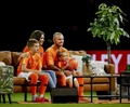 サッカー国際親善試合、オランダ対ペルー。試合後、家族とともにセレモニーに参加したオランダのウェズレイ・スナイデル（右、2018年9月6日撮影）。(c)Koen van Weel / ANP / AFP