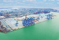 中国企業が請け負ったコートジボワールのアビジャン港の拡張工事は、中国とコートジボワールが高い質の「一帯一路」を共に構築する、中国とアフリカの協力の重要な成果の一つだ。供用開始は2022年で、港の取扱量が大幅に増加し、地元の経済社会の発展を大いに促進している。アビジャン港は西アフリカ地域の重要なハブ港になった（提供写真）。(c)Peopleʼs Daily
