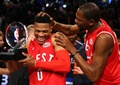 NBAオールスターゲーム2016。MVPに選出され、チームメートのケビン・デュラントに祝福されるオクラホマシティ・サンダーのラッセル・ウエストブルック（2016年2月14日撮影）。(c)AFP/Getty Images/Elsa
