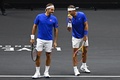 男子テニスの欧州チームとワールドチームの対抗戦、レーバー・カップ初日。試合に臨む欧州チームのロジャー・フェデラー（左）/ラファエル・ナダル組（2022年9月23日撮影）。(c)Glyn KIRK / AFP