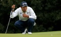 男子ゴルフ米国ツアーメジャー第3戦、第84回マスターズ・トーナメント最終日。1番でパットのラインを読む松山英樹（2020年11月15日撮影）。(c)Jamie Squire/Getty Images/AFP