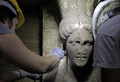 ギリシャ北部アンフィポリス（Amphipolis）近郊の古代墳墓で発見された2本のカリアテッド（女性像の柱）のうちの1本（2014年9月7日提供）。(c)AFP/GREEK MINISTRY OF CULTURE