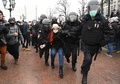 ロシア・モスクワで警察に拘束されるアレクセイ・ナワリヌイ氏の釈放を求めるデモの参加者（2021年1月23日撮影）。(c)Kirill KUDRYAVTSEV / AFP