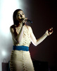 米・カリフォルニア（California）州のハリウッド・フォーエバー墓地（Hollywood Forever Cemetery）で歌手クリスタ・ベル（Chrysta Bell）がパフォーマンスを披露した（2013年5月12日撮影）。(c)AFP/Getty Images/Kevin Winter