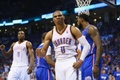 13-14NBAプレーオフ・ウエスタンカンファレンス準決勝（7回戦制）、オクラホマシティ・サンダー（Oklahoma City Thunder）対ロサンゼルス・クリッパーズ（Los Angeles Clippers）第2戦。ロサンゼルス・クリッパーズのデアンドレ・ジョーダン（DeAndre Jordan、右）のファウルを誘発して喜ぶオクラホマシティ・サンダーのラッセル・ウエストブルック（Russell Westbrook、2014年5月7日撮影）。(c)AFP/Getty Images/Ronald Martinez