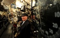 英ゴスポート（Gosport）にある王立海軍潜水艦博物館（Royal Navy Submarine Museum）の港で一般公開された、英海軍のA級潜水艦「アライアンス（HMS Alliance）号」の機関室でカメラの撮影に応じる、元技師のビル・ハンディサイド（Bill Handyside）さん（2014年4月3日撮影）。(c)AFP/GLYN KIRK