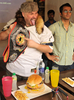 インドのバンガロール（Bangalore）で開かれた大食い大会「イーティング・シーズン（Eating Season）」で、競技開始を前に、チャンピオンベルトを披露する世界大食い王者のデール・ブーン（Dale Boone）さん（2012年5月20日撮影）。(c)AFP/Manjunath KIRAN