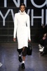 米ニューヨーク市内で発表された「DKNY」15/16年秋冬コレクション（2015年2月15日撮影）。(c)AFP/Getty Images/Neilson Barnard