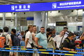 北京首都国際空港の辺防検査站（出入境検査所）で手続する外国人旅客（2024年7月10日撮影）。(c)Xinhua News