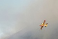 イタリア・シチリア島沖のストロンボリ火山の噴火で、消火活動に当たる航空機（2019年7月3日撮影）。(c)Giovanni ISOLINO / AFP