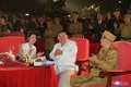 北朝鮮の平壌で、朝鮮戦争の「戦勝記念日」を祝う式典に出席する金正恩総書記（中央）と妻の李雪主氏。朝鮮中央通信（KCNA）提供（2022年7月27日撮影、28日公開）。(c)AFP PHOTO/KCNA VIA KNS
