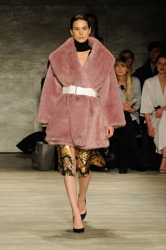 足元はサラ・ジェシカの「SJP」シューズ、「トーメ」15/16年秋冬