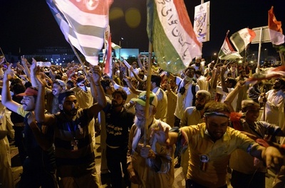 首相退陣求め数万人が議会に行進、パキスタン