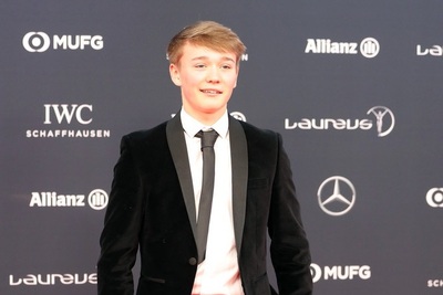 両脚失う事故から1年、義足のドライバーがF3で表彰台入り