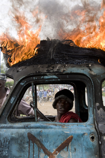 混乱続くケニア、事態解決に向けた公式協議開始も警察に射殺許可