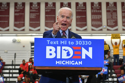 トランプ氏再投稿の改変動画、FBとツイッターが警告追加