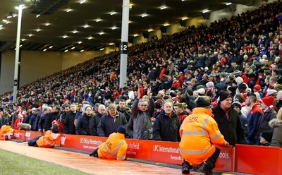 リバプールが終盤に同点許す―監督不在、さらにファンが途中退席 