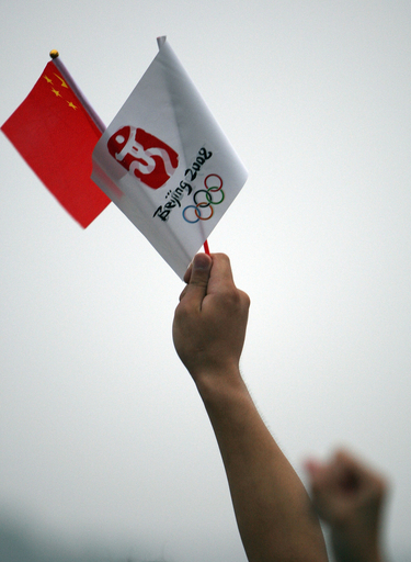 北京五輪開幕を控え、天安門広場では国旗掲揚式