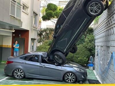 「空から車が落ちてきた？」驚愕の風景…韓国・駐車中の車を直撃、運転手は無事