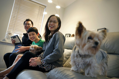 香港人の涙と罪悪感、そして希望 新天地求めて英国へ