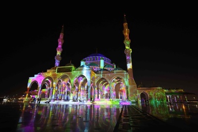 UAEで光の祭典 モスクや講堂をライトアップ