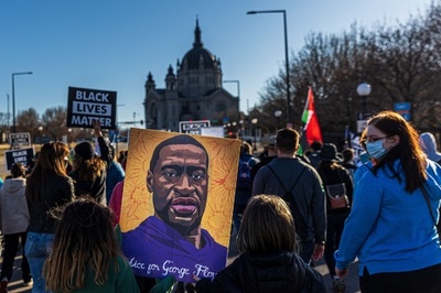 黒人男性フロイドさん事件、元警官の公判開始 事件当時の動画映写