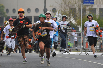 車を降りてスケボーに乗ろう！世界「カーフリーデー」