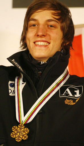 世界フライング選手権・個人戦のメダル授与式が行われる