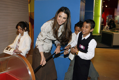 ラニア王妃、新設の博物館で子供たちと交流 - ヨルダン