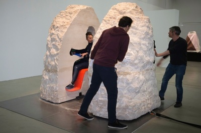 岩の中で1週間過ごすパフォーマンス、仏アーティスト「生還」