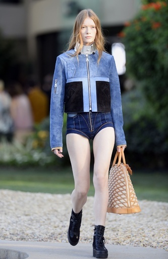 「ルイ・ヴィトン」16年クルーズ・コレクション、パームスプリングズで発表