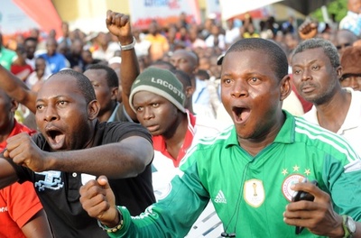 襲撃の恐れに屈せずW杯観戦、ナイジェリア