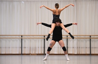 世界初のヘビメタバレエ「ブラック・サバス」 英バーミンガム