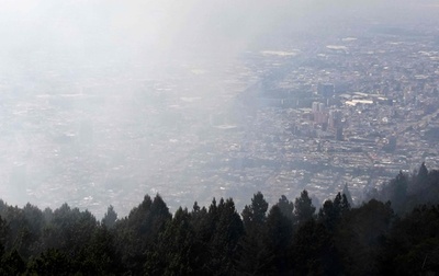 コロンビア各地で森林火災、煙に覆われる首都