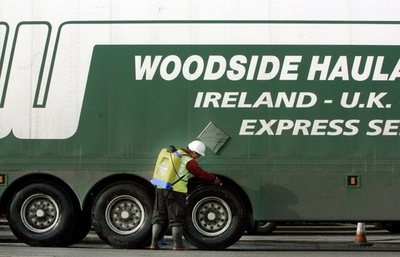 灯台下暗し、英国境局のバスに隠れて密入国