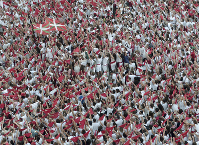白と赤に染まる、仏バイヨンヌの夏祭り
