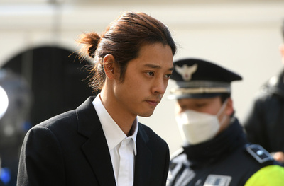 韓国高裁、集団性的暴行などで有罪の元歌手2人の量刑を軽減