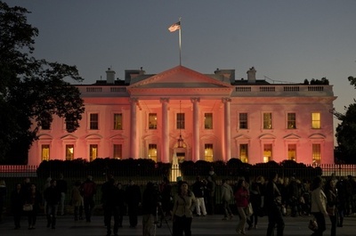 ホワイトハウスがピンク色に、乳がん啓発月間