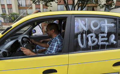 車放火されたウーバー運転手が死亡 縄張り争いか 南ア