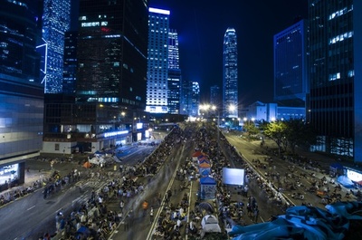 香港の親政府派団体、民主派デモ隊を包囲する構え