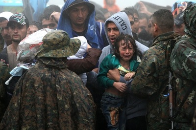 欧州各国、難民危機めぐり対立 ハンガリーに記録的な移民の波