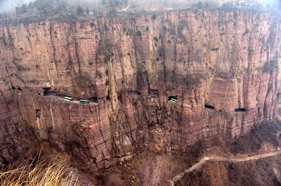 断崖絶壁に「窓」が！ 実は道路 河南省「郭亮トンネル」　