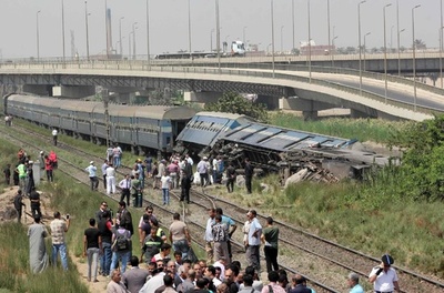 連休目前のエジプト、列車やバスの事故相次ぎ27人死亡
