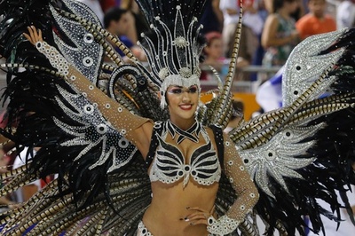 パラグアイ最大のカーニバル開幕、ダンサーら華やかにパレード