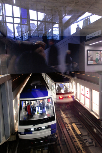 スイス初の地下鉄が運行開始