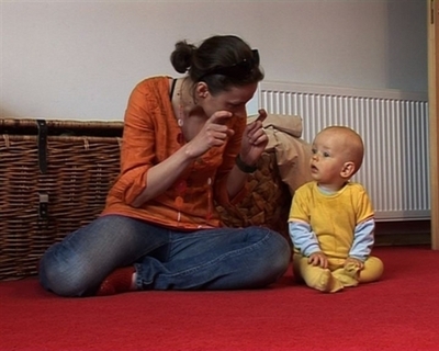 【動画】赤ちゃんと手話で会話、「ベビーサイン」が世界に拡大中