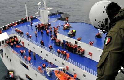 伊フェリー火災の救助続く、1人死亡