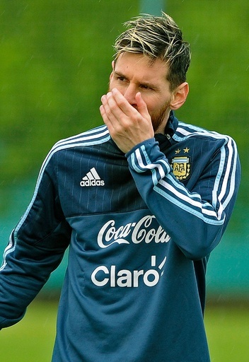 メッシが予想外のトラブルで体調不良に、航空機が乱気流で大揺れ