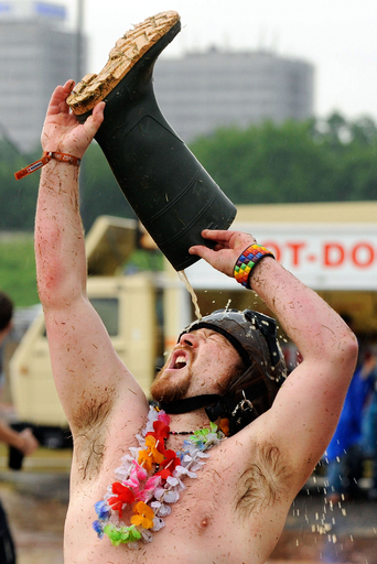 ドイツで恒例の大ロックイベント、土砂降りでも多数来場