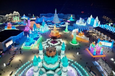 氷と雪の祭典、色鮮やかなイルミネーションでにぎわう